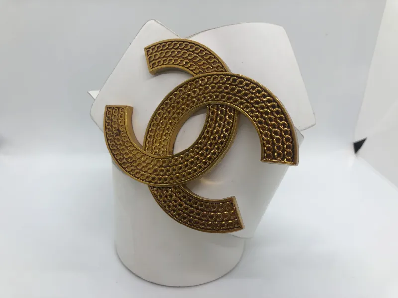 حزام حريمي من غوتشي ابيض .. إبزيم ذهبي بلمسات نهائية بشعارالماركة