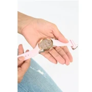 ساعة جيس كلاريتي بمينا ذهبي وبسوار سيليكون وردي للنساء - GW0109L2