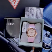 ساعة جيس كلاريتي بمينا ذهبي وبسوار سيليكون وردي للنساء - GW0109L2