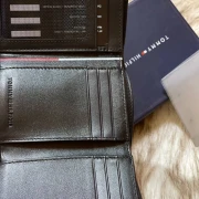 محفظة تومي هيلفيغر للرجال - لون اسود