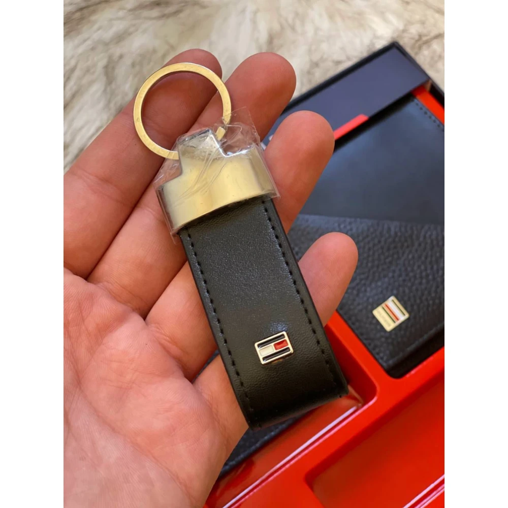 طقم تومي هيلفيغر محفظة وحافظة كروت وميدالية رجالي اسود