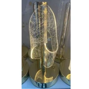 أباجورة مكتب ليد (LED) حديثة، وتشتهر بتصميمها "الترندي" الذي يجمع بين القاعدة الذهبية والغطاء المصنوع من الأكريليك بنقوش تشبه تشققات الكريستال.