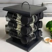 طقم منظم البهارات الدوّارلتنظيم المطبخ وتوفير المساحة،تصميم مربع بلون أسود أنيق وقاعدة تسمح بالدوران بـ 360 درجة لسهولة الوصول لجميع التوابل