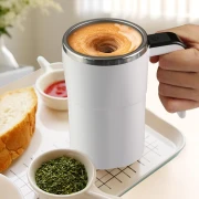 كوب قهوة كهربائي ذاتي التقليب مع غطاء منزلق وأدوات تنظيف