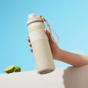 زجاجة مياه رياضية من الفولاذ المقاوم للصدأ معزولة بتفريغ الهواء ومقبض