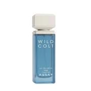 عطر Wild Colt بتصميم أنيق وعصري، يأتي في زجاجة زرقاء شفافة طويلة مع غطاء أبيض فاخر، مما يعكس إحساسًا بالانتعاش والنشاط والثقة.