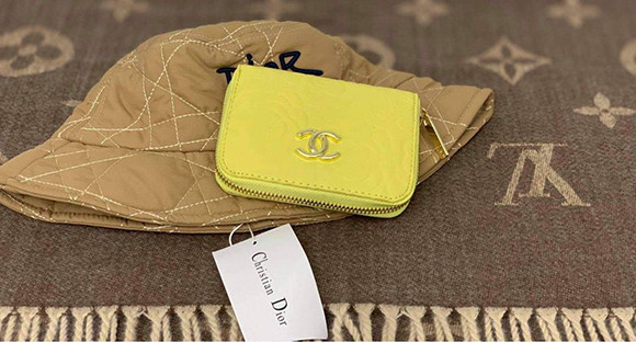 حقيبة يد نسائية من شانيل - ميرور اوريجينال  - أصفر  مطبوع بشعار الماركة