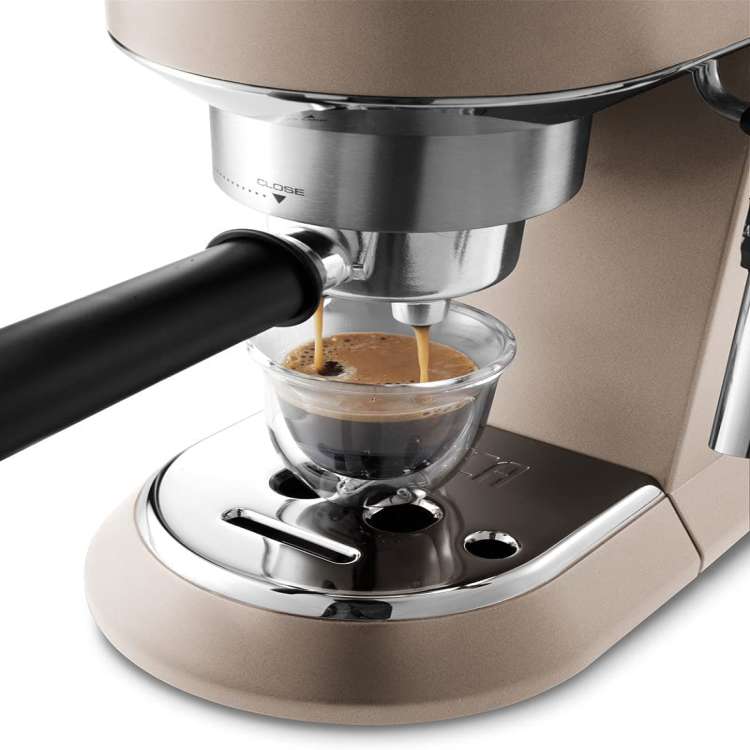 ماكينة تحضير القهوة اليدوية بمضخة باريستا مع مضخة 15 بار من ديلونجي، لتحضير الكابتشينو، اللاتيه ماكياتو، ماكينة تحضير القهوة اسبريسو مع اداة خفق اللبن، EC785.BG، بيج