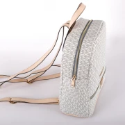 حقيبة  ظهر مصنعة من أجود خامات الجلد - بيد علوية واحزمة كتف وسوستة امامية  - من مايكل كورس للنساء - فانيلا