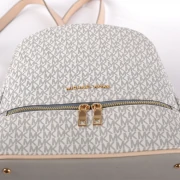 حقيبة  ظهر مصنعة من أجود خامات الجلد - بيد علوية واحزمة كتف وسوستة امامية  - من مايكل كورس للنساء - فانيلا