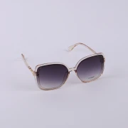 نظارة شمسية متعددة الألوان من Fendi - باطار عسلي شفاف - عدسات متدرجه - للنساء - عسلي شفاف