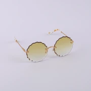 نظارة شمسية دائرية بعدسات منقوشة الحواف - متدرجة اللون - باطار ذهبي واذرع بيضاء انيقة - من Chloé للنساء - أصفر × ذهبي