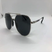 نظارة شمسية كاريرا - بتصميم عصري - باطار معدن فضي - عدسات سوداء للرجال