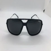 نظارة شمسية - سوداء من كاريرا - بإطار بترولي بولي كربونات - وعدسات سوداء - واذرع معدن فضي - للرجال