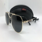 نظارة شمسية - سوداء من كاريرا - بإطارذهبي معدن - وعدسات سوداء - للرجال