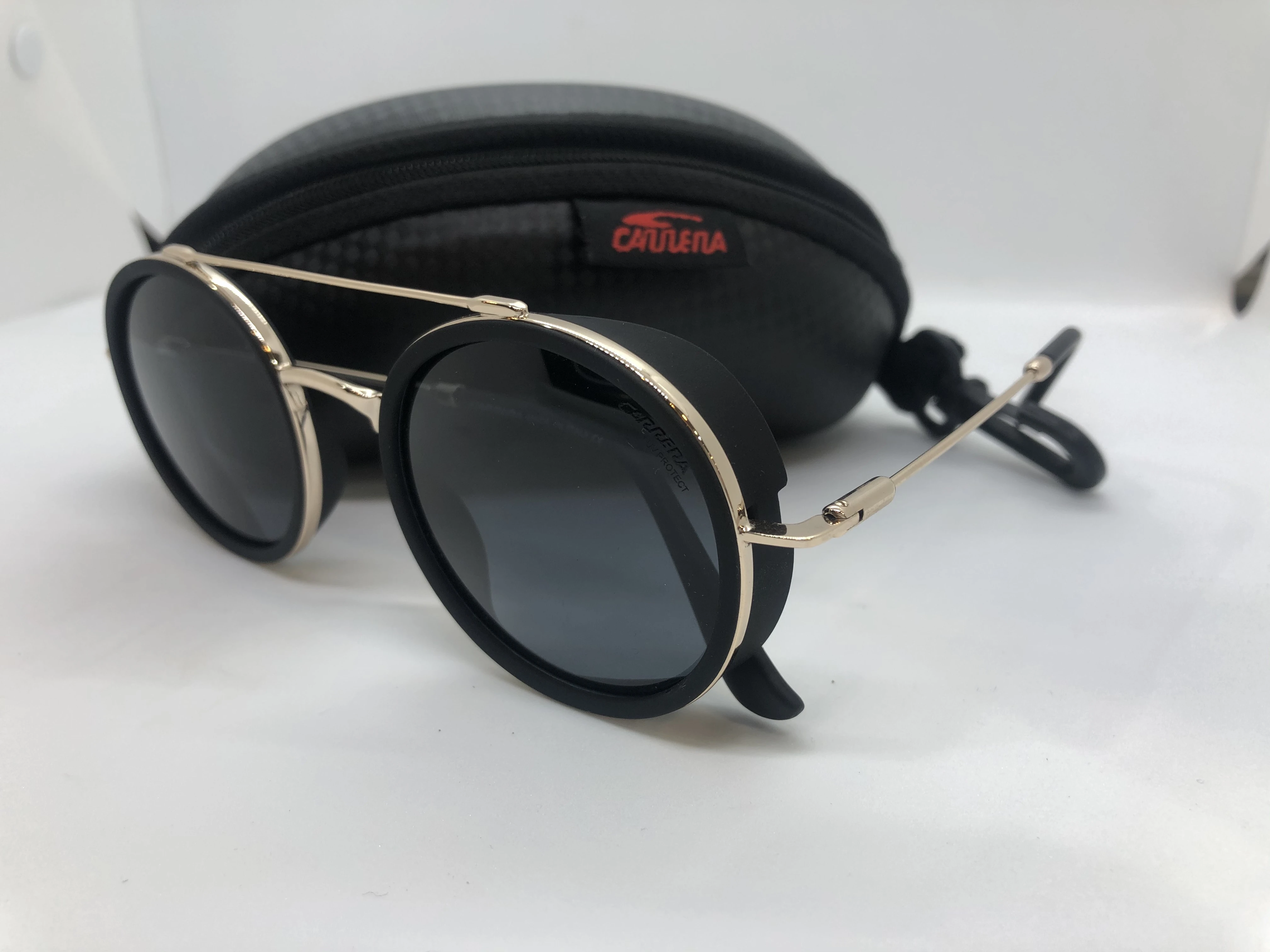 نظارة شمسية - سوداء من كاريرا - بإطارذهبي معدن - وعدسات سوداء - للرجال