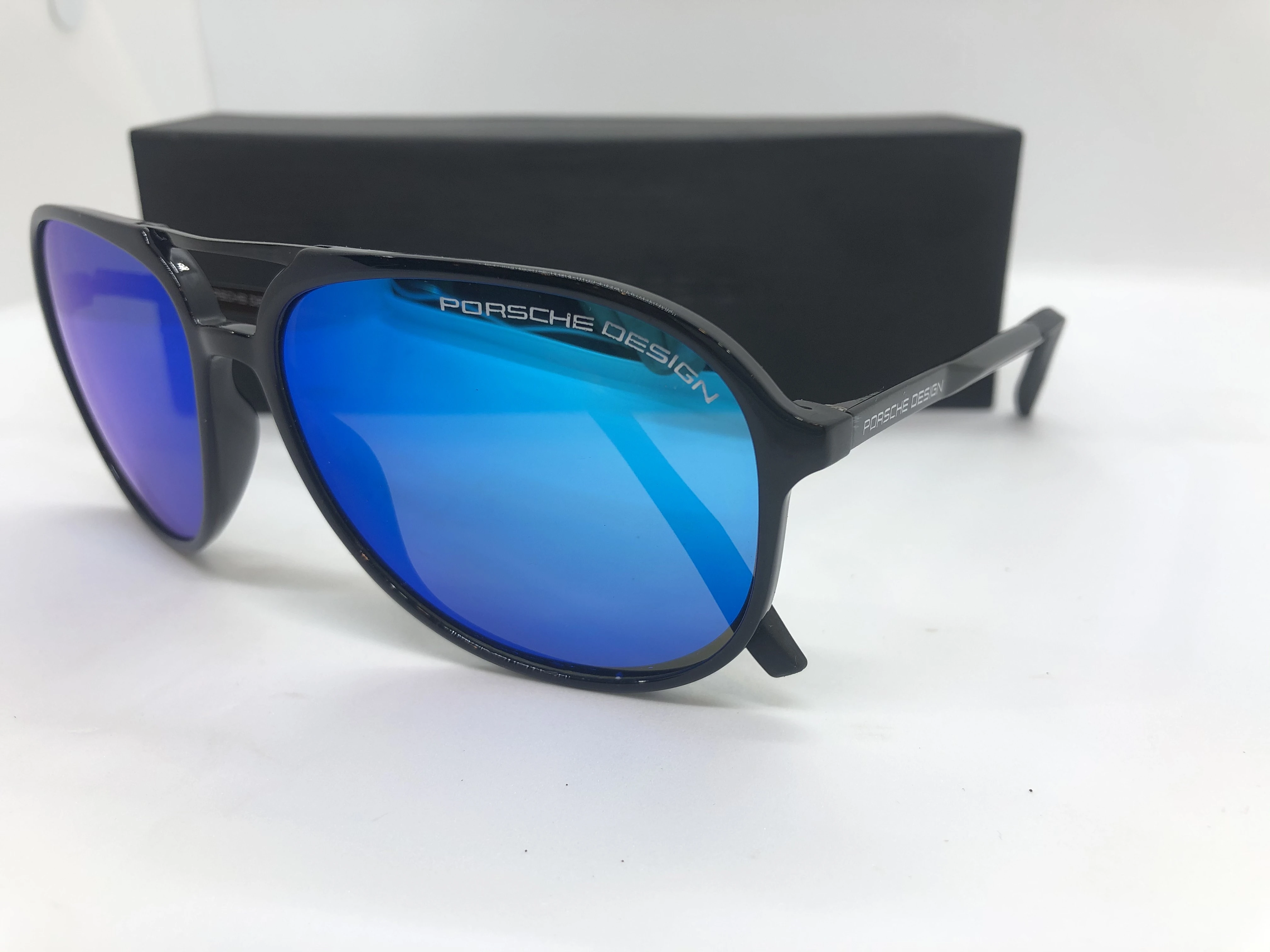 نظارة شمسية - من تصميم بورش - بإطاراسود بولي كاربونات - وعدسات زرقاء - وزراع معدن سوداء - للرجال