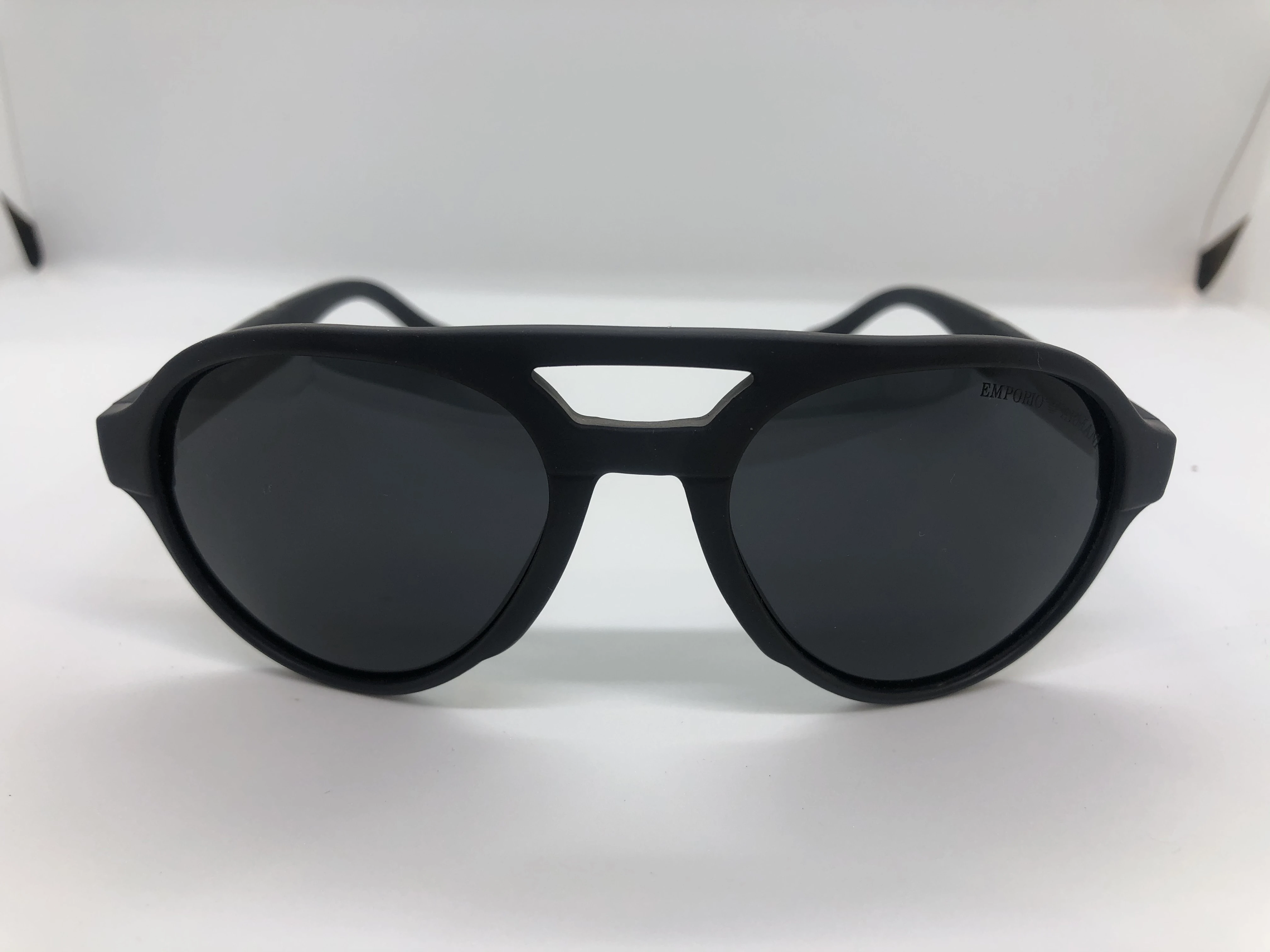 نظارة شمسية بيضاوية -سوداء من امبوريو ارماني - بإطاراسود بولي كاربونات - وعدسات سوداء - وزراع بولي كاربونات اسود - للرجال