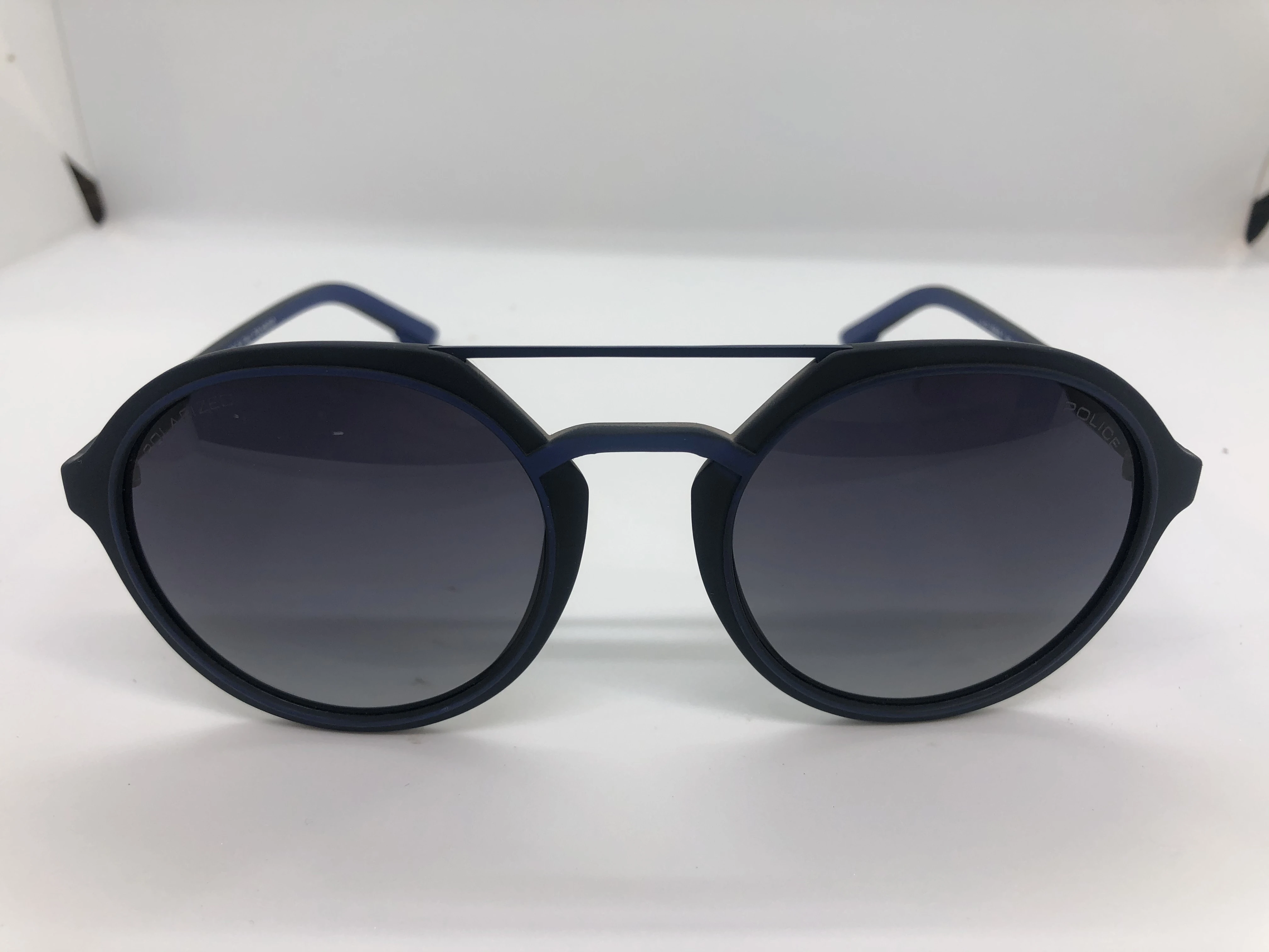 Round sunglasses - from police - with a navy frame * blue polycarbonate - black gradient lenses - and a navy * blue polycarbonate arm - for men