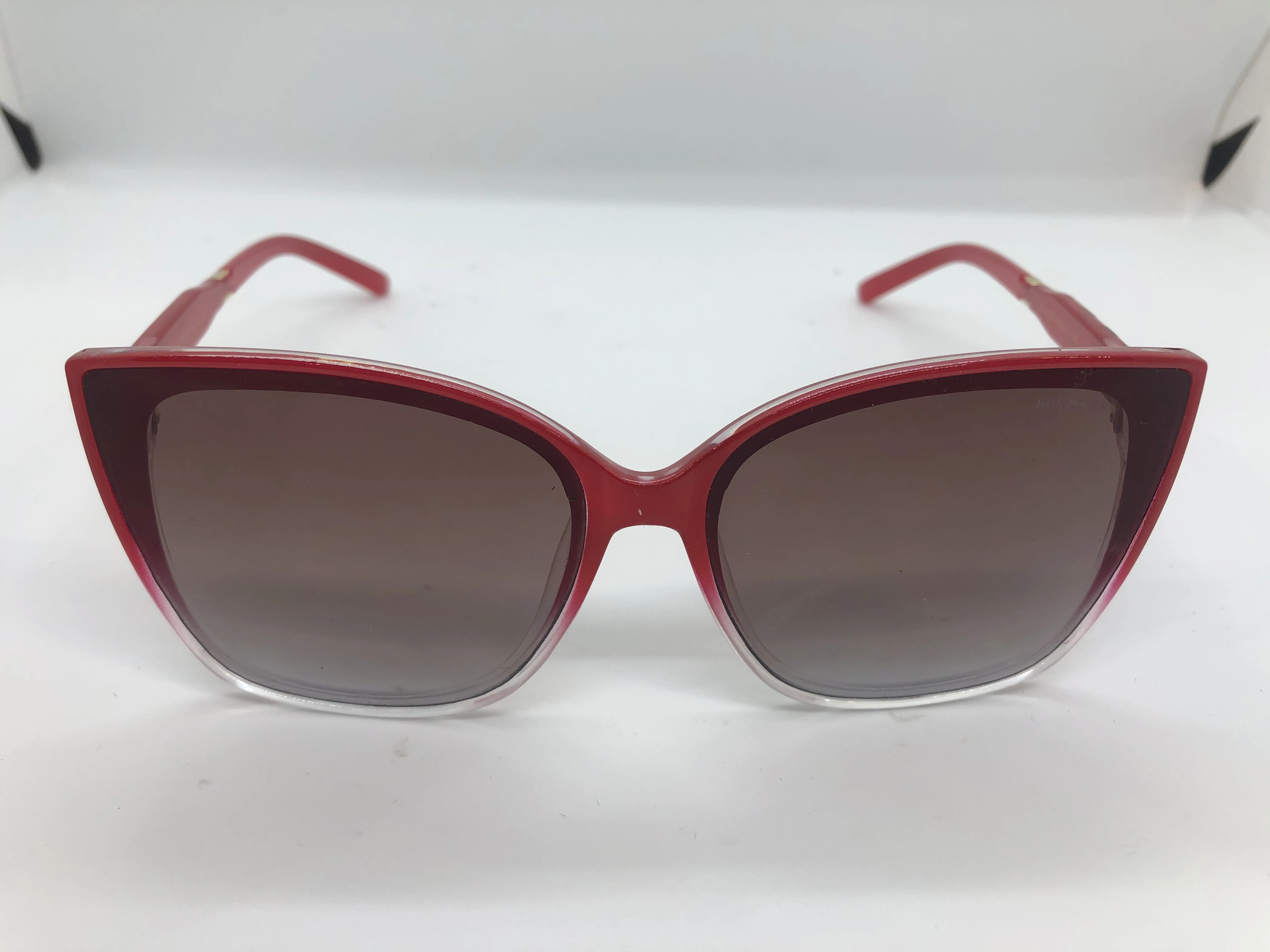 sunglasses - from Burberry - with a red frame with graduated polycarbonate - black gradient lenses - and red polycarbonate arms * Burberry - with the brand logo - for women