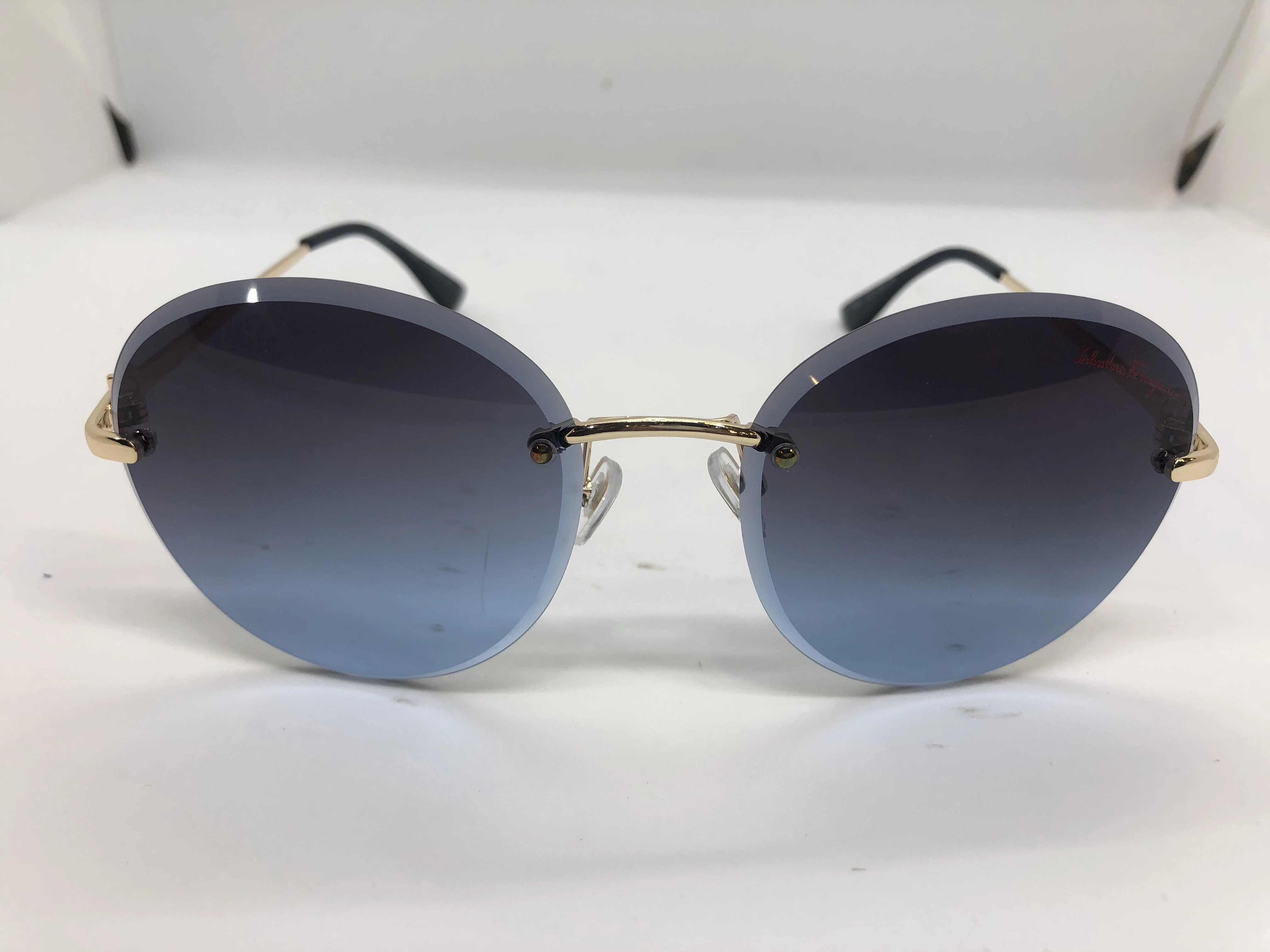 نظارة شمسية - من سلفاتوري فيراغامو- بدون اطار - وعدسات كحلي - وزراع معدن ذهبي - حريمي