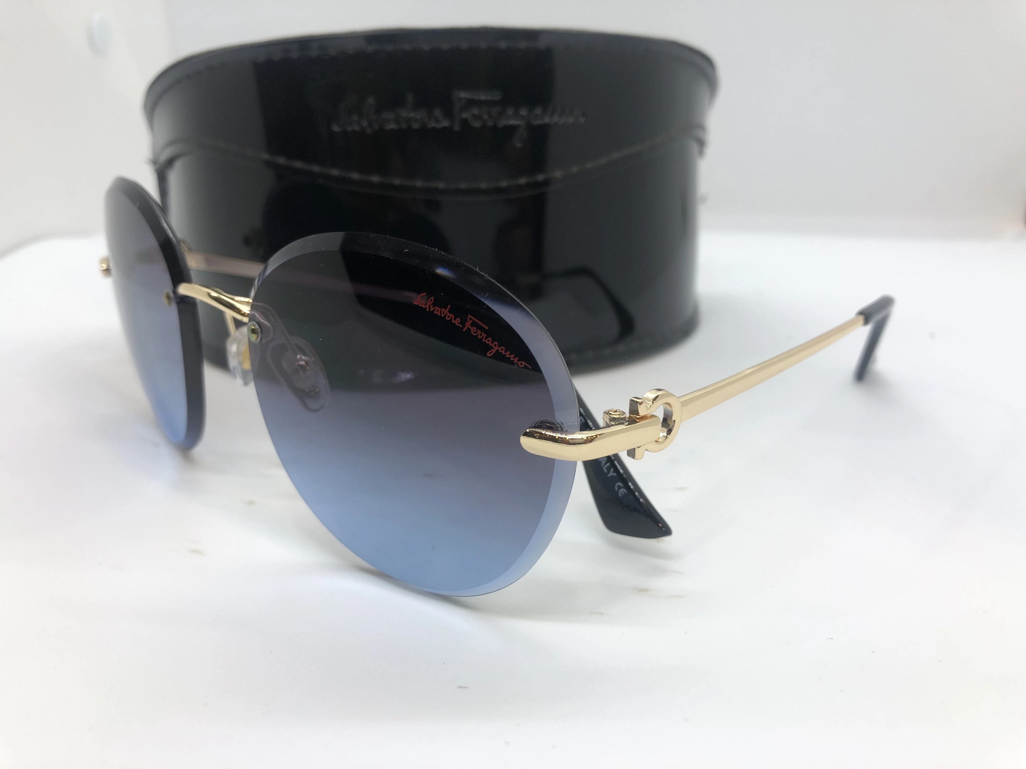 نظارة شمسية - من سلفاتوري فيراغامو- بدون اطار - وعدسات كحلي - وزراع معدن ذهبي - حريمي