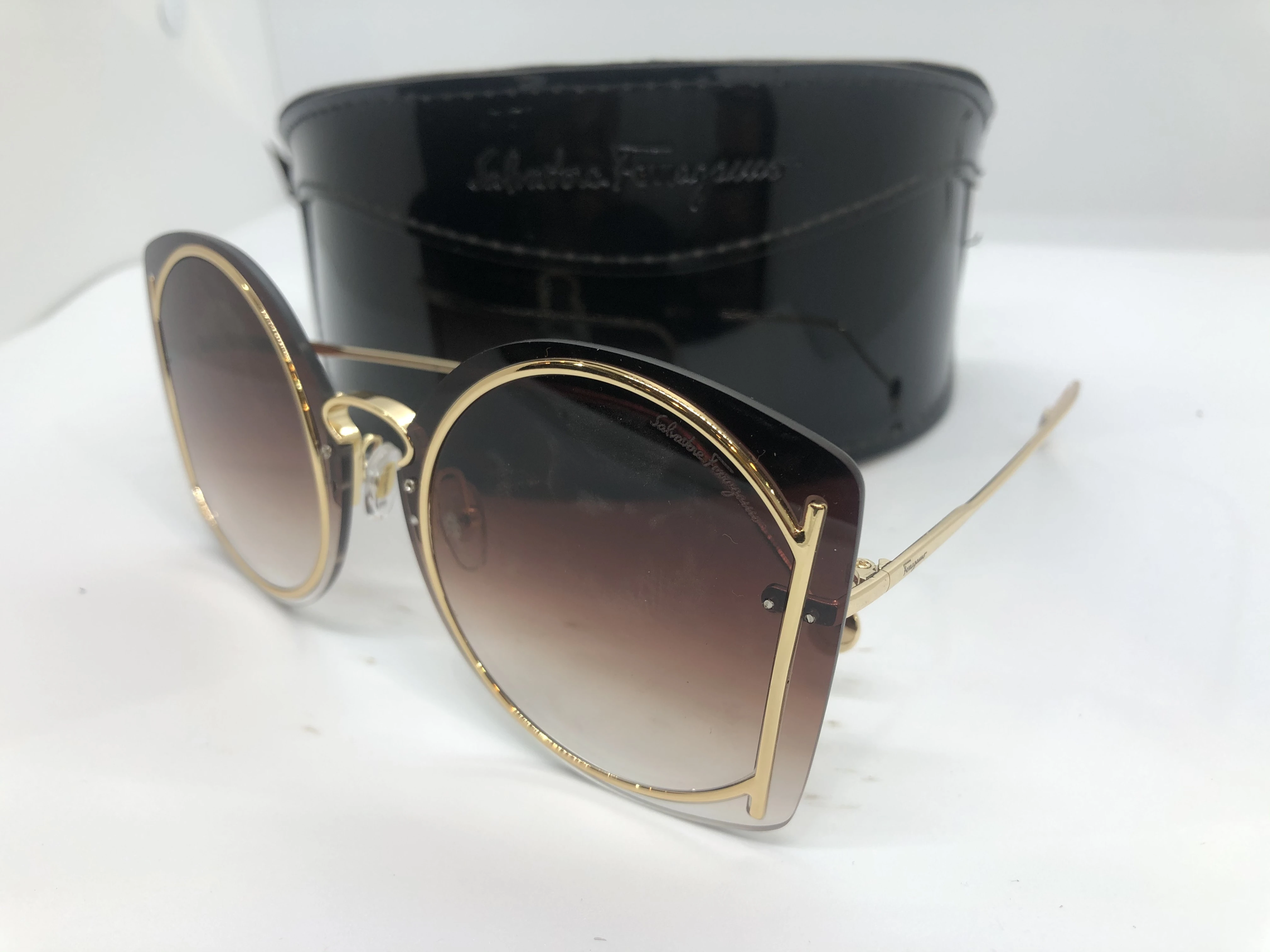 نظارة شمسية - من سلفاتوري فيراغامو- بدون اطار - وعدسات عسلي متدرجة * اطار معدن ذهبي للعدسة - وزراع معدن ذهبي - حريمي