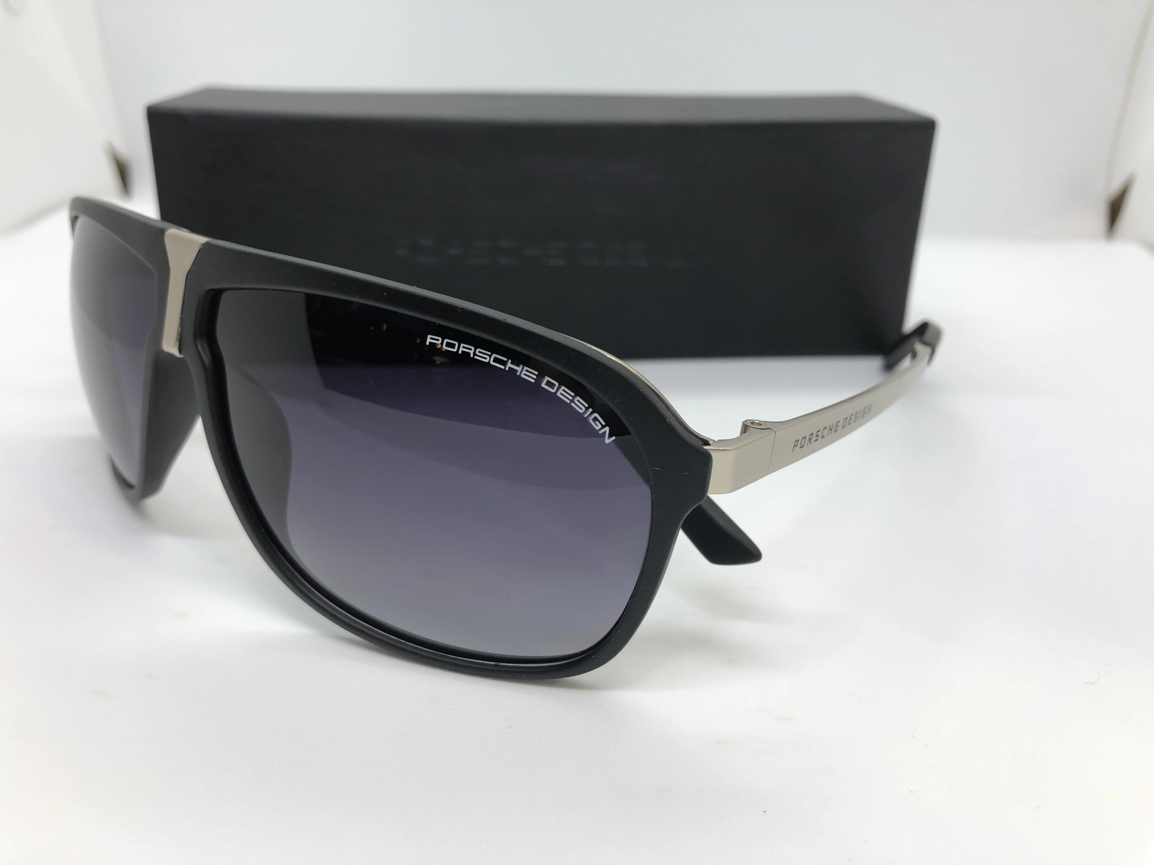 نظارة شمسية - من تصميم بورش - بإطاراسود بولي كاربونات - وعدسات سوداءمتدرجة - وزراع فضي معدن - بشعار الماركة - للرجال