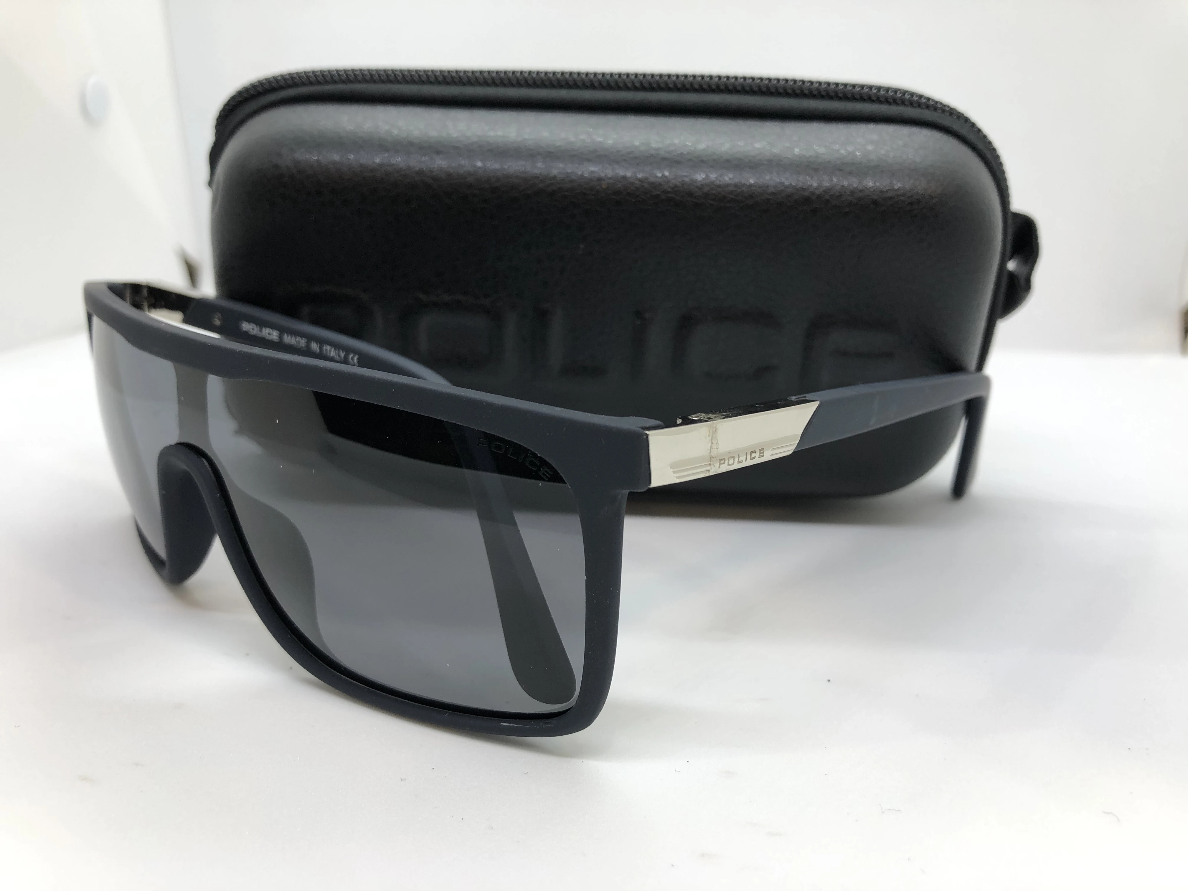 نظارة شمسية - من POLICE - باطار كحلي بولي كاربونات - وعدسات كحلي - وزراع كحلي بولي كاربونات - رجالي