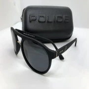 نظارة شمسية - من POLICE - باطار اسود بولي كاربونات - وعدسات سوداء - وزراع اسود بولي كاربونات - بشعار الماركة ذهبي - رجالي
