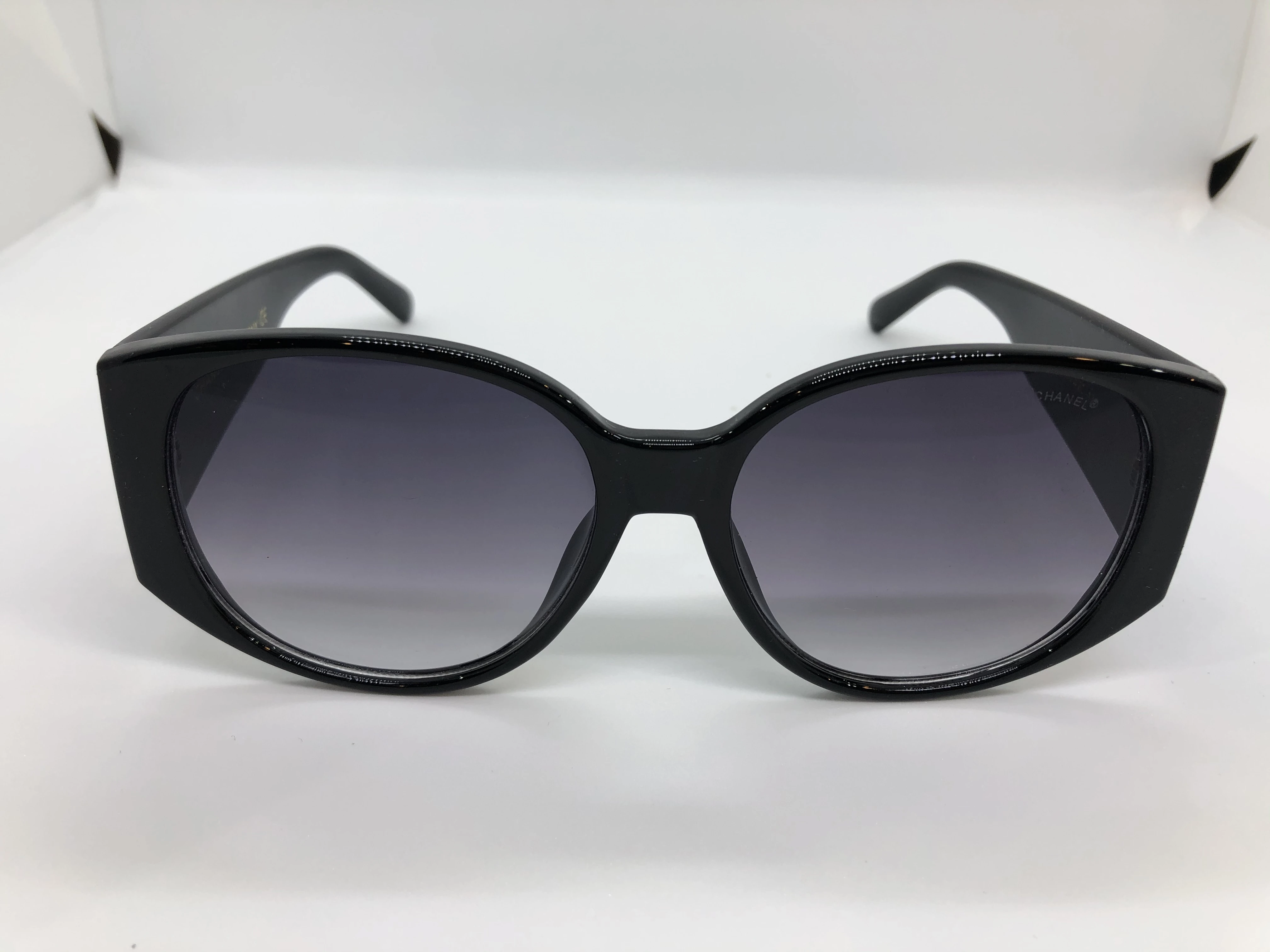نظارة شمسية - من شانيل - باطاراسود بولي كاربونات - وعدسات سوداء متدرجة - وزراع بولي كاربونات اسود - بشعار الماركة ابيض - حريمي