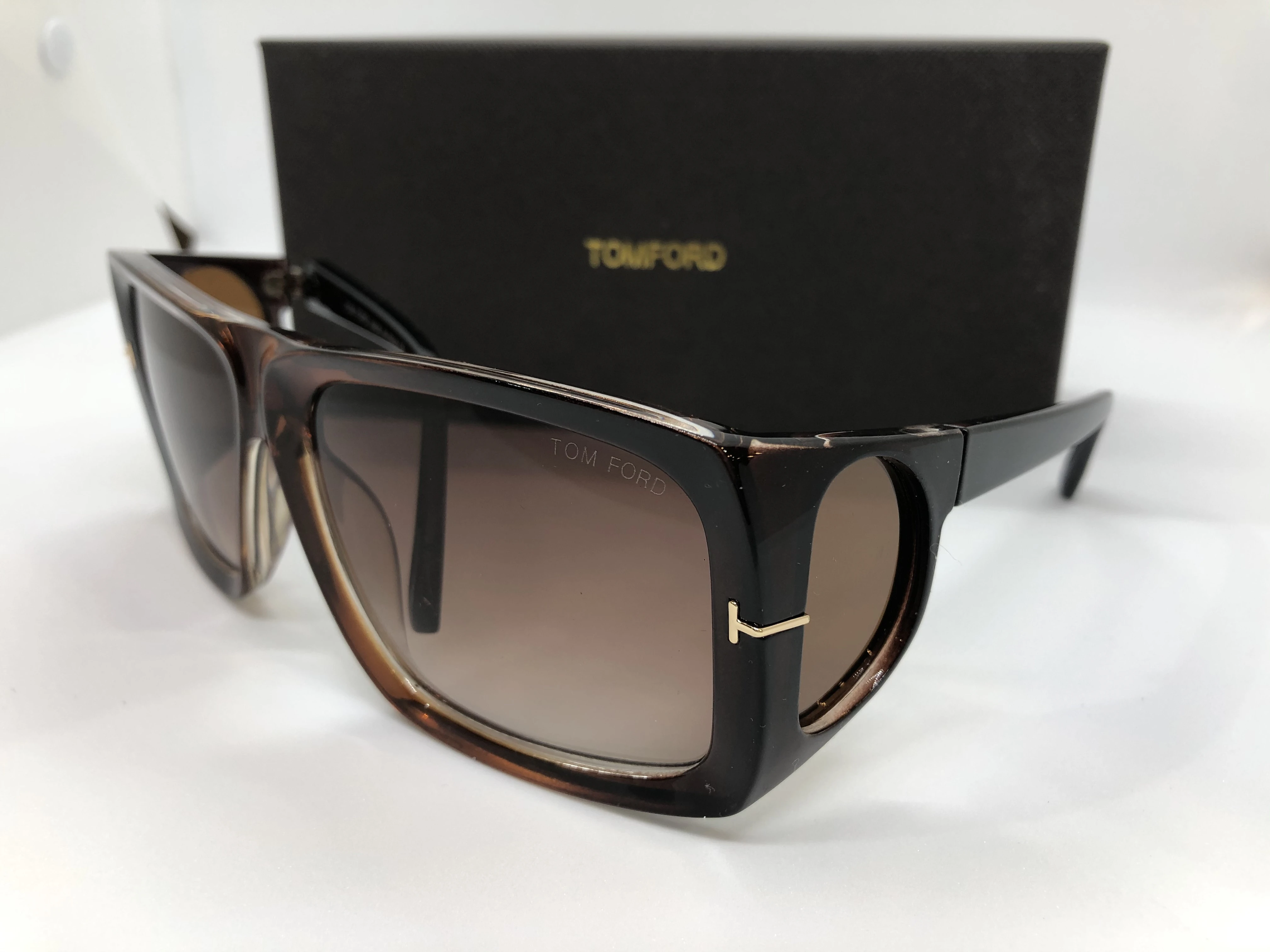 نظارة شمسية - من توم فورد - باطار بني غامق شفاف متدرج بولي كاربونات - وعدسات بني فاتح متدرج - وزراع بولي كاربونات بني غامق- حريمي