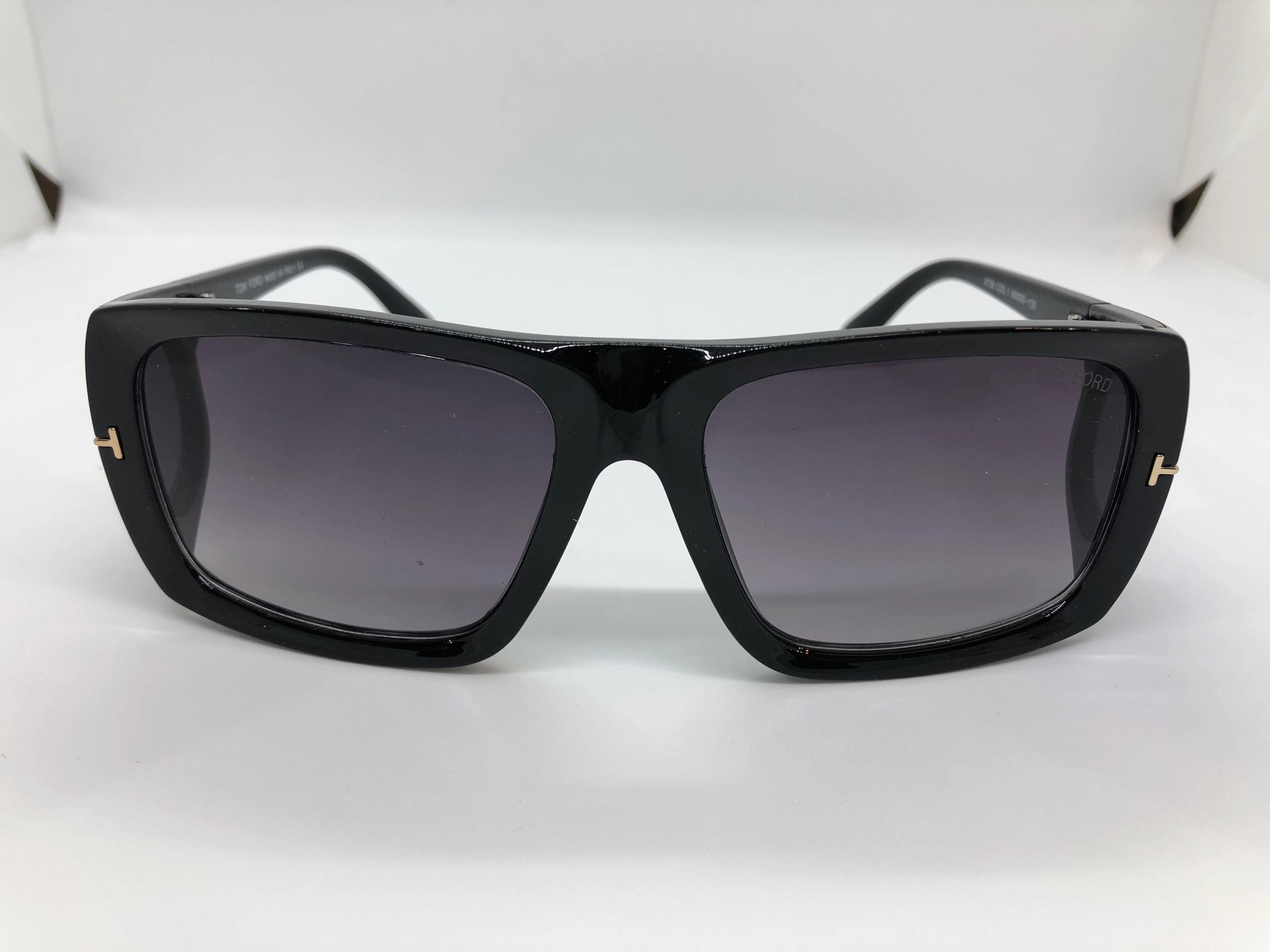 Sunglasses - from Tom Ford - with a black polycarbonate frame - black gradient lenses - and black polycarbonate arm - for women