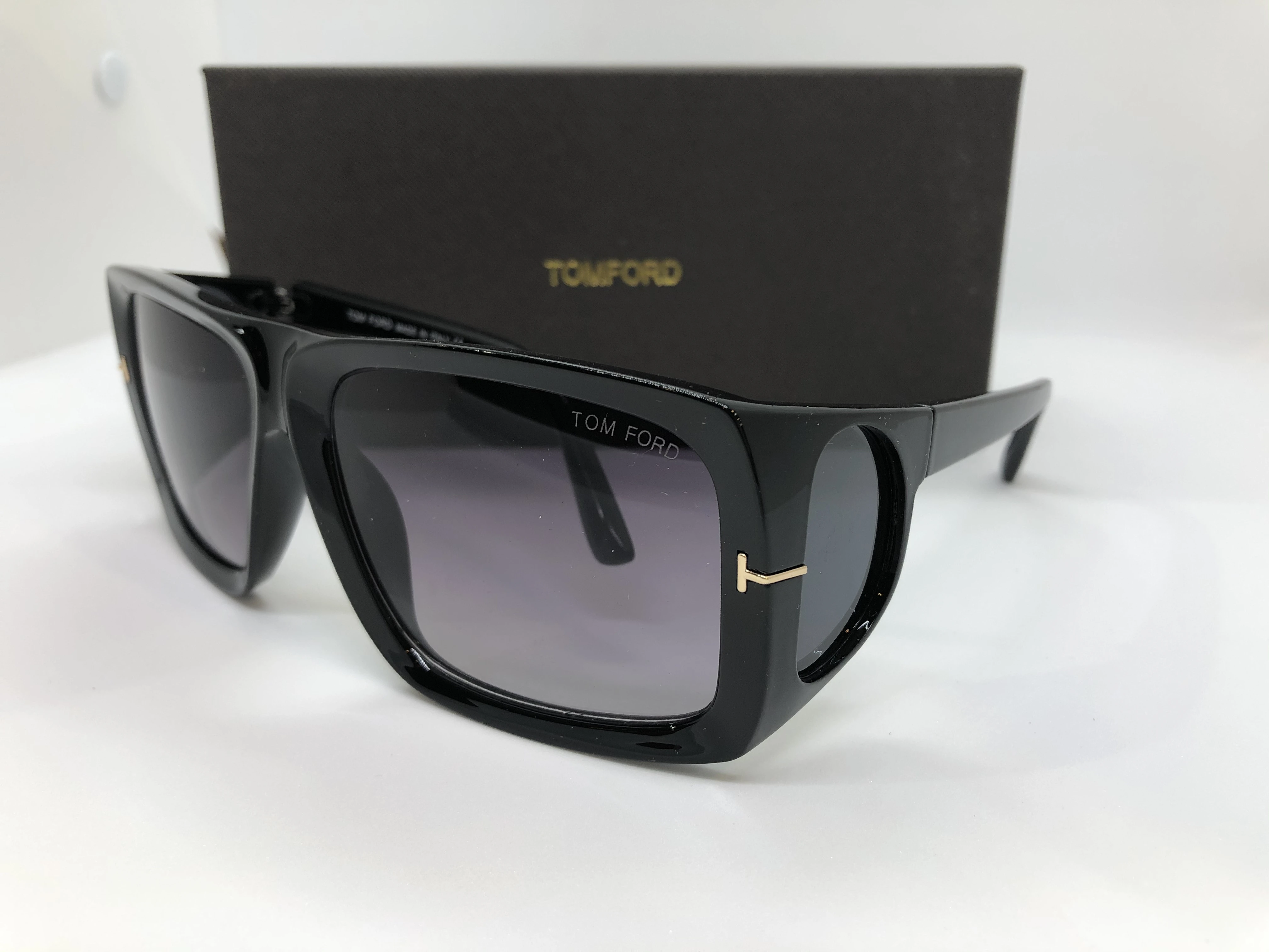نظارة شمسية - من توم فورد - باطار اسود بولي كاربونات - وعدسات سوداء متدرج - وزراع بولي كاربونات اسود - حريمي