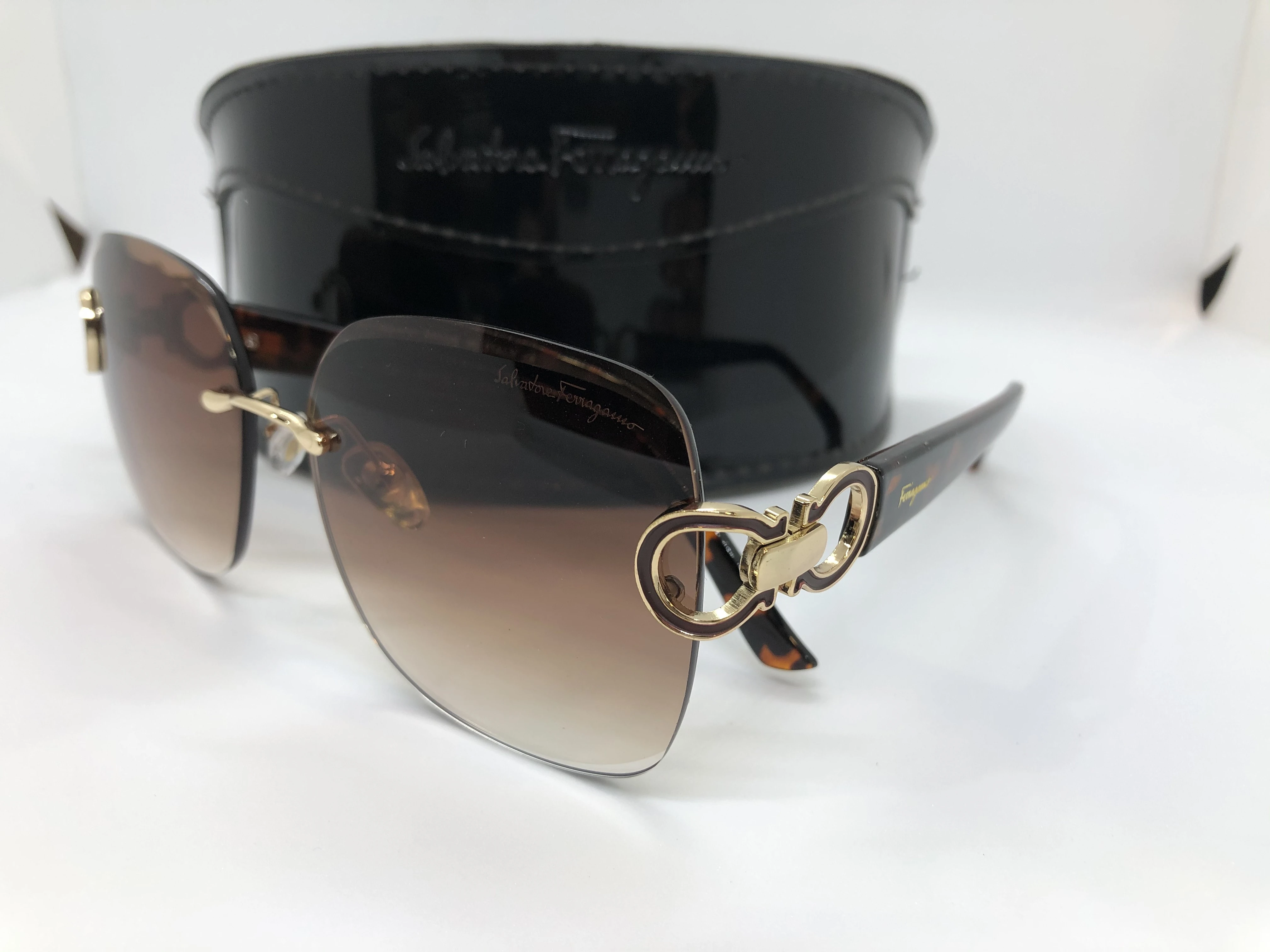 نظارة شمسية - من سلفاتوري فيراغامو -بدون اطار - وعدسات بني فاتح متدرج - وزراع بولي كاربونات بني غامق منقوش - بشعار الماركة ذهبي - حريمي