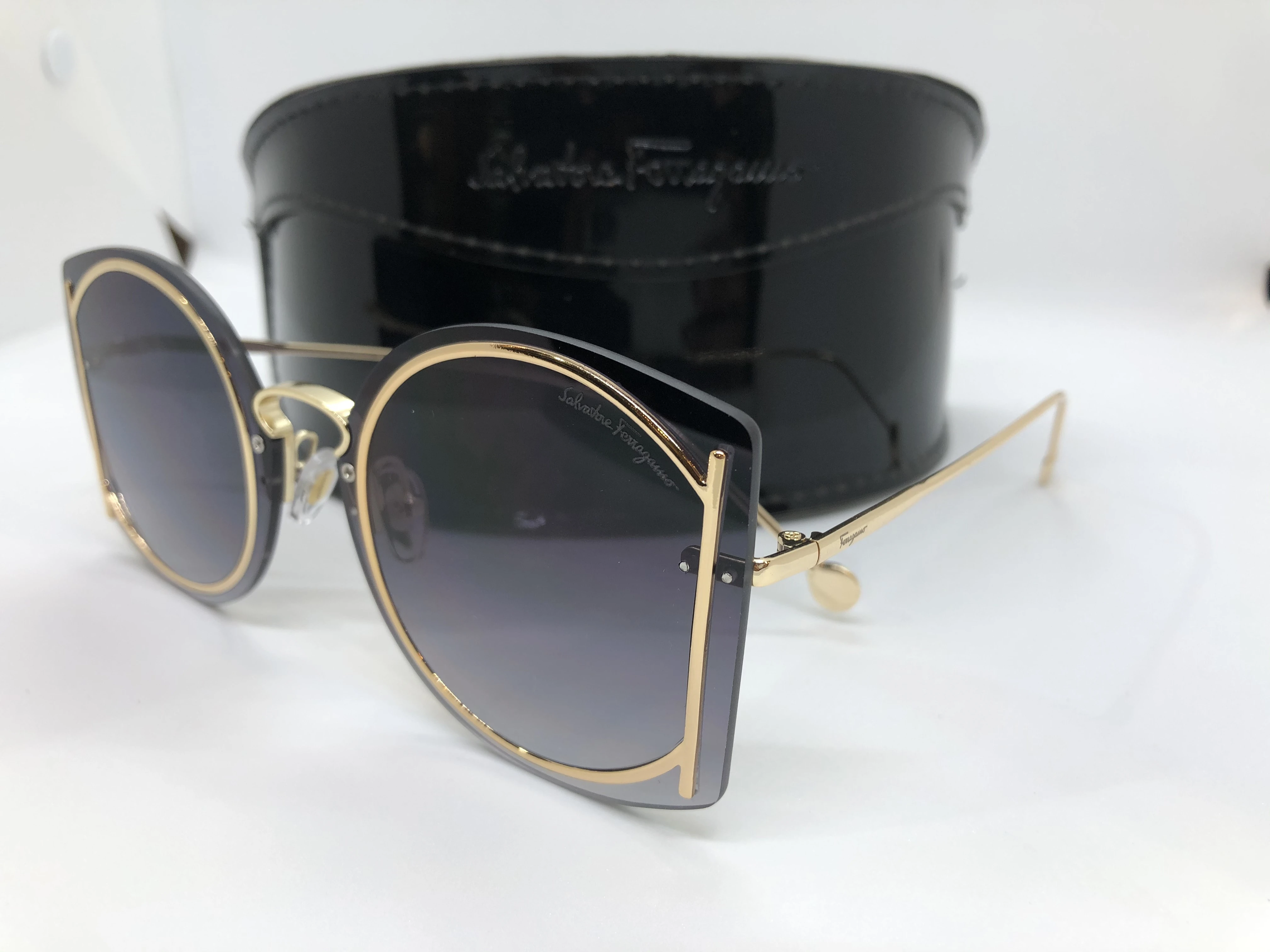 نظارة شمسية - من سلفاتوري فيراغامو -بدون اطار - وعدسات كحلي شفاف - وزراع ذهبي معدن - اطار منفصل للعدسات معدن ذهبي - حريمي