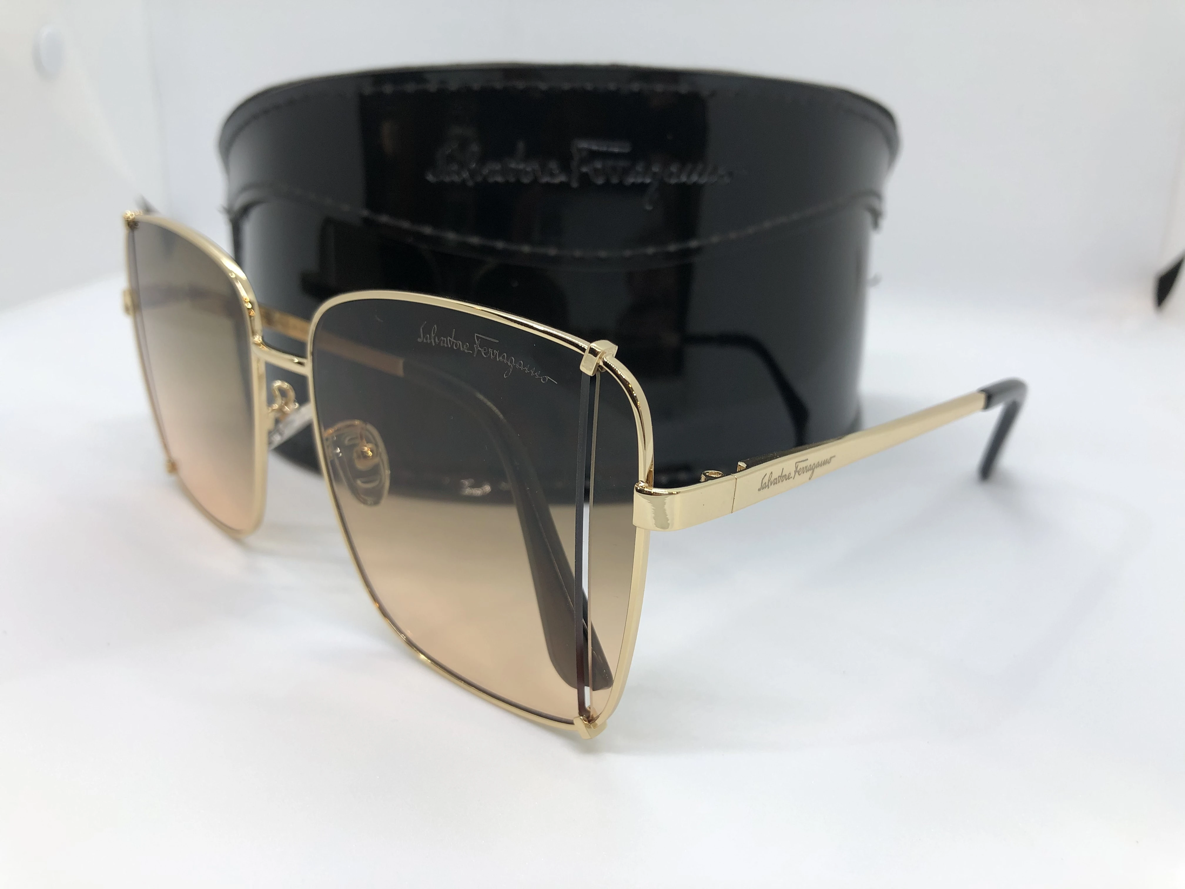 نظارة شمسية - من سلفاتوري فيراغامو -باطار معدن ذهبي - وعدسات ذهبي شفاف - وزراع ذهبي معدن - حريمي