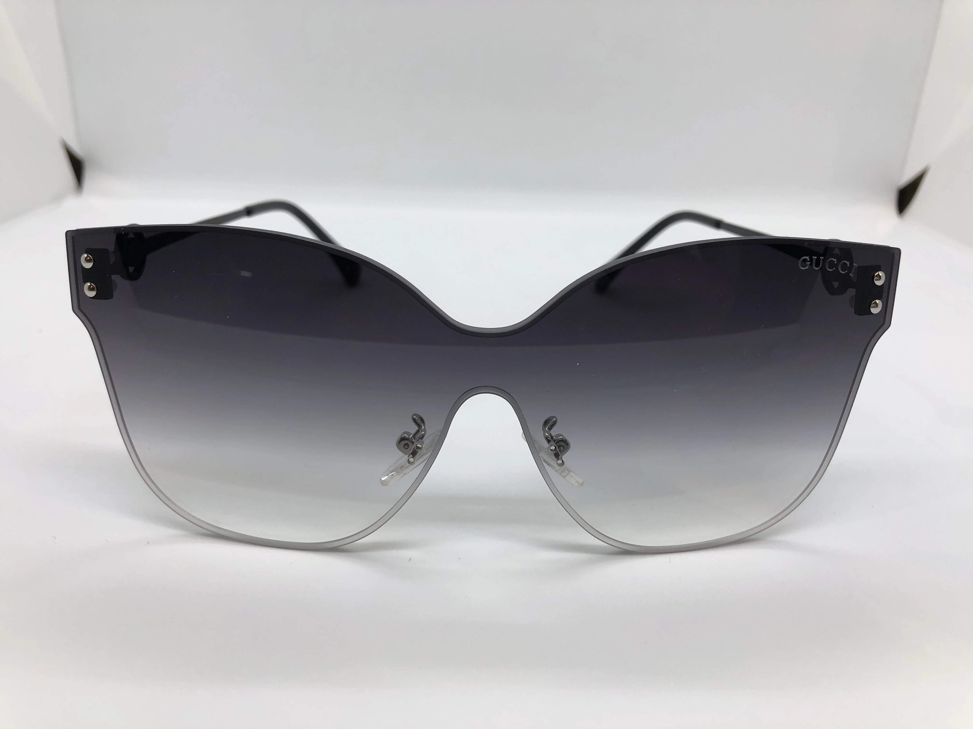 Gucci sunglasses - without frame - and black gradient transparent lenses - and a black metal arm - with a black brand logo - for women