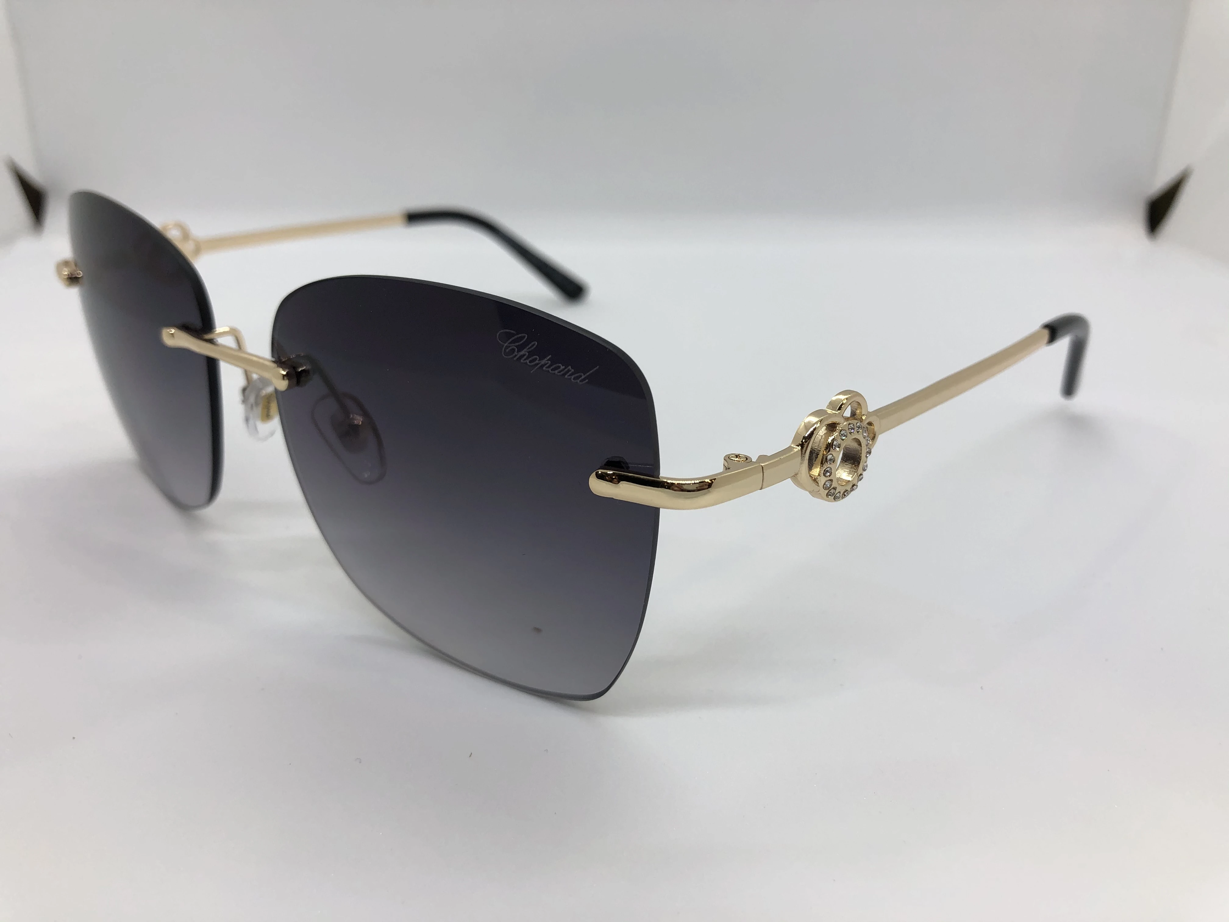نظارة شمسية شوبارد - بدون اطار - وعدسات سوداء متدرجة - وزراع ذهبي معدن - حريمي