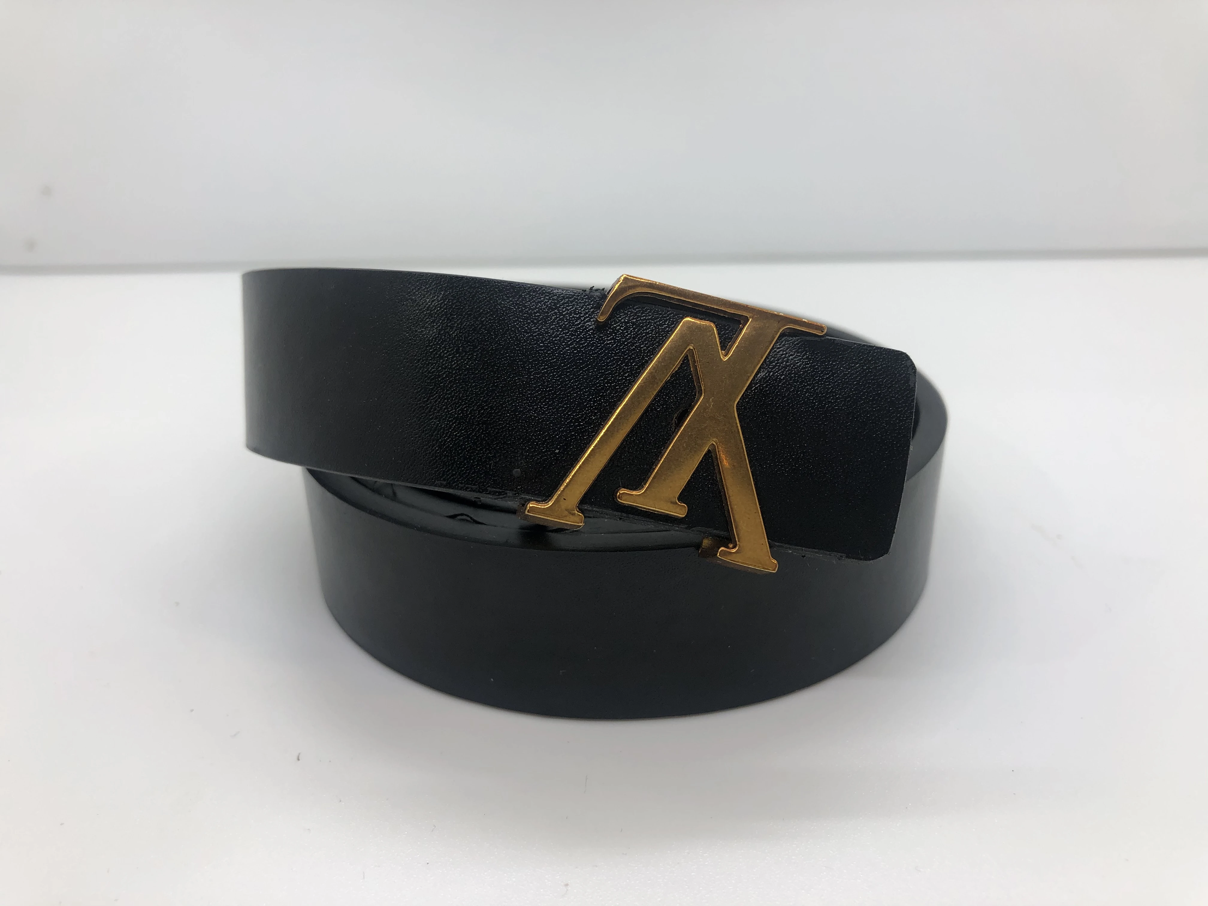 Louis Vuitton women's belt, black, golden buckle, with the brand's logo finishes