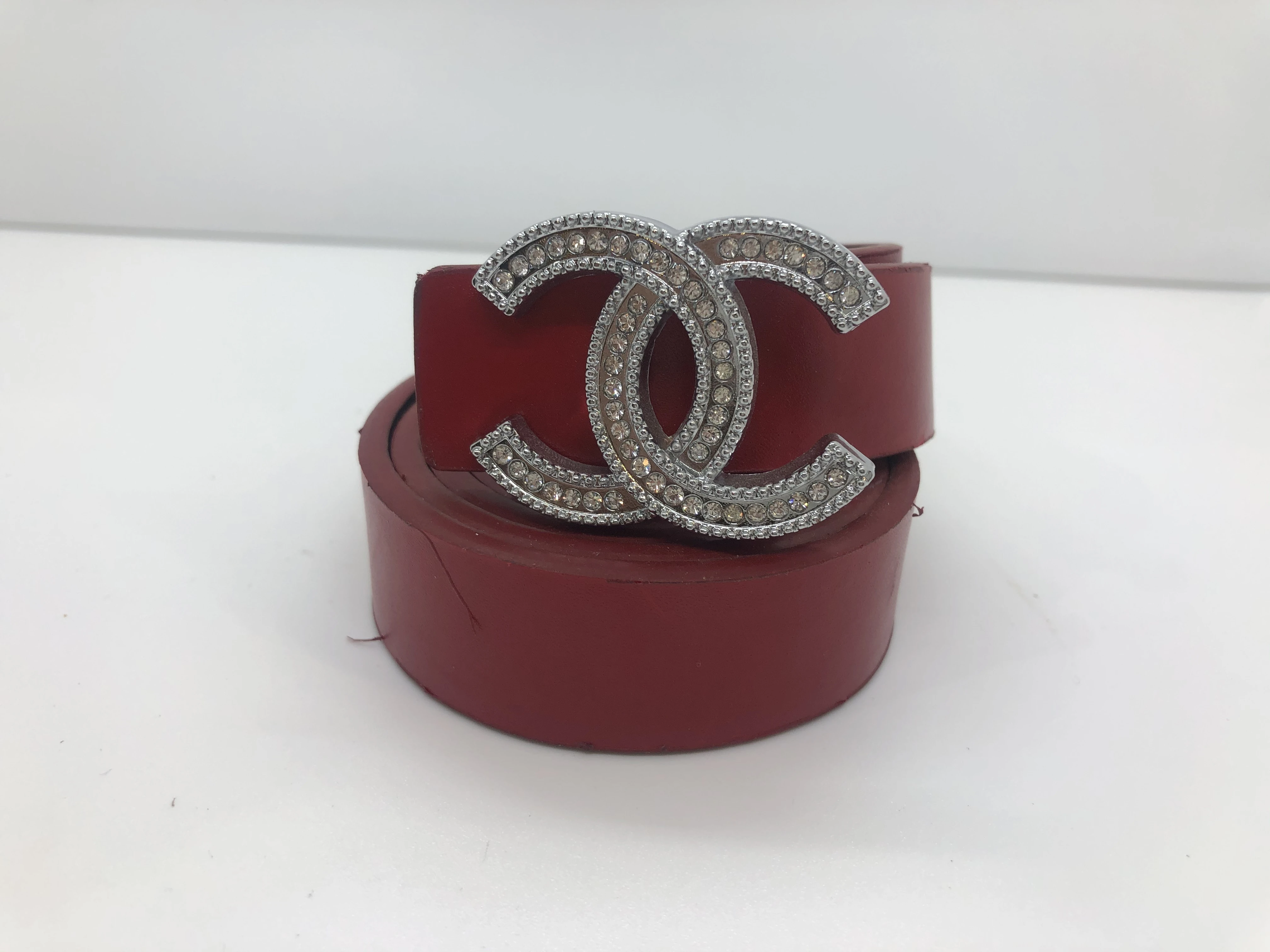 Gucci women's belt, Burgundy, with a silver buckle, and the brand's logo finishes