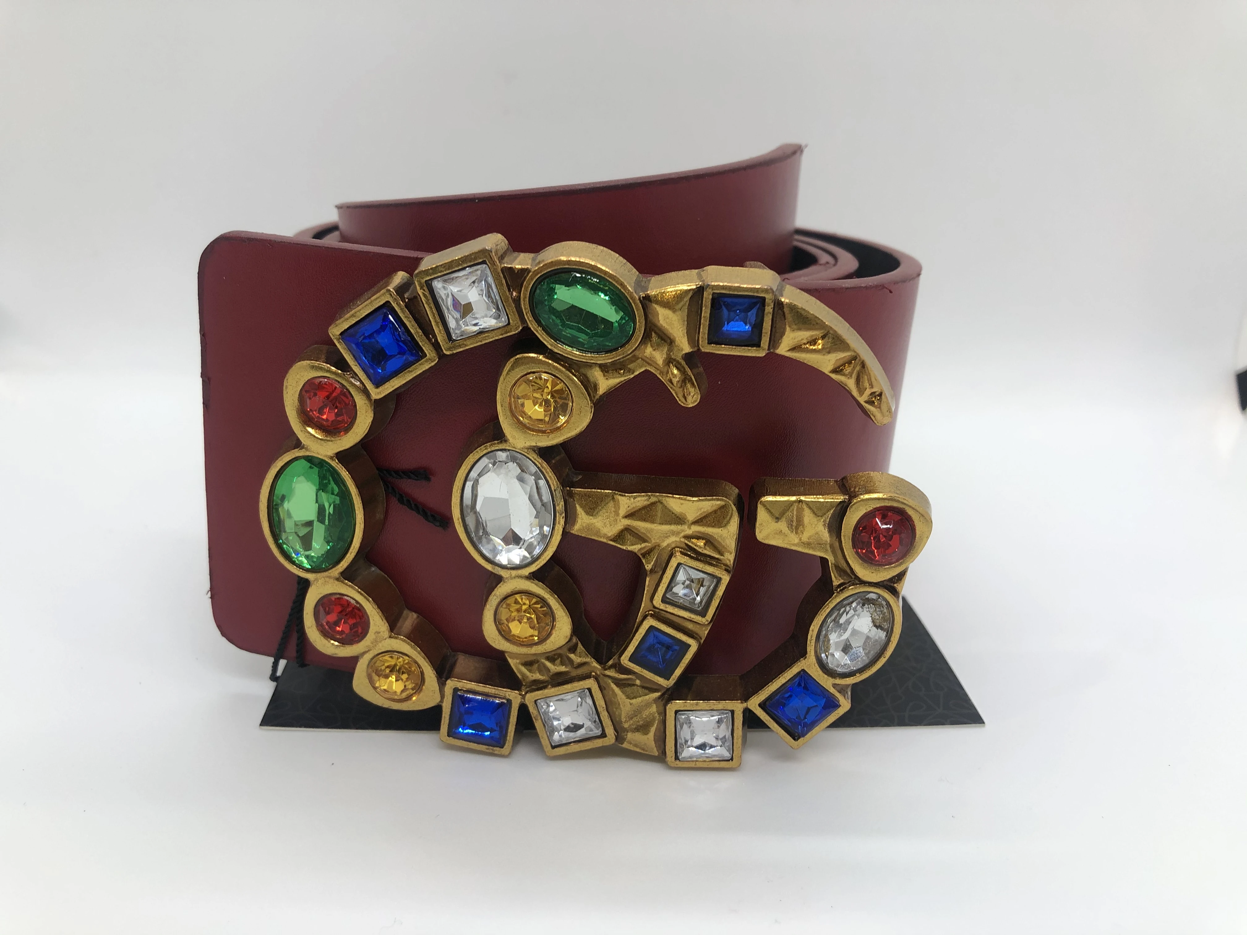 Women's belt from Gucci, maroon .. Colorful lobes buckle, finished with the brand's logo
