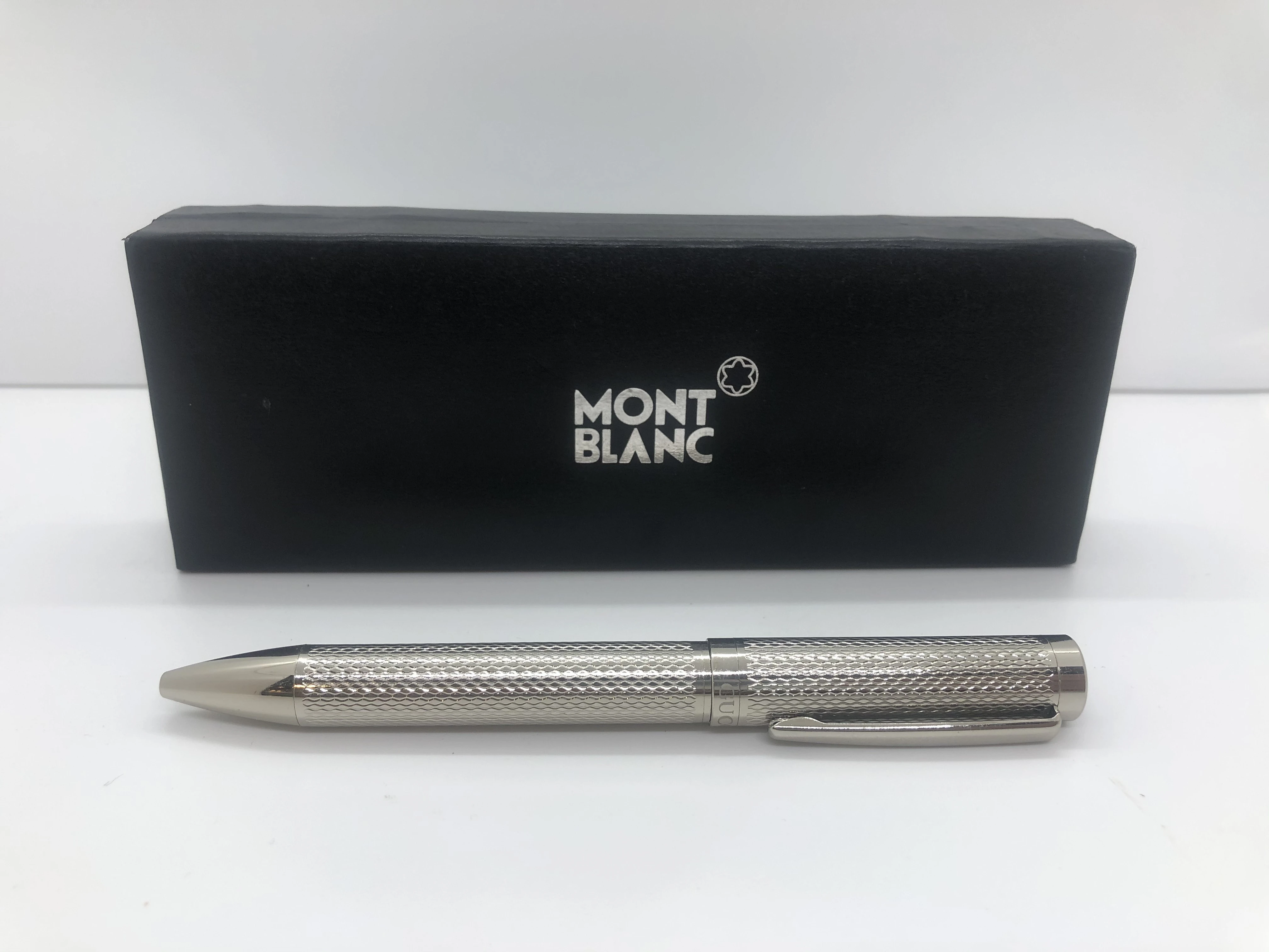 Silver Gucci pen - with embossed touches - with the brand logo on top engraved in the rotation