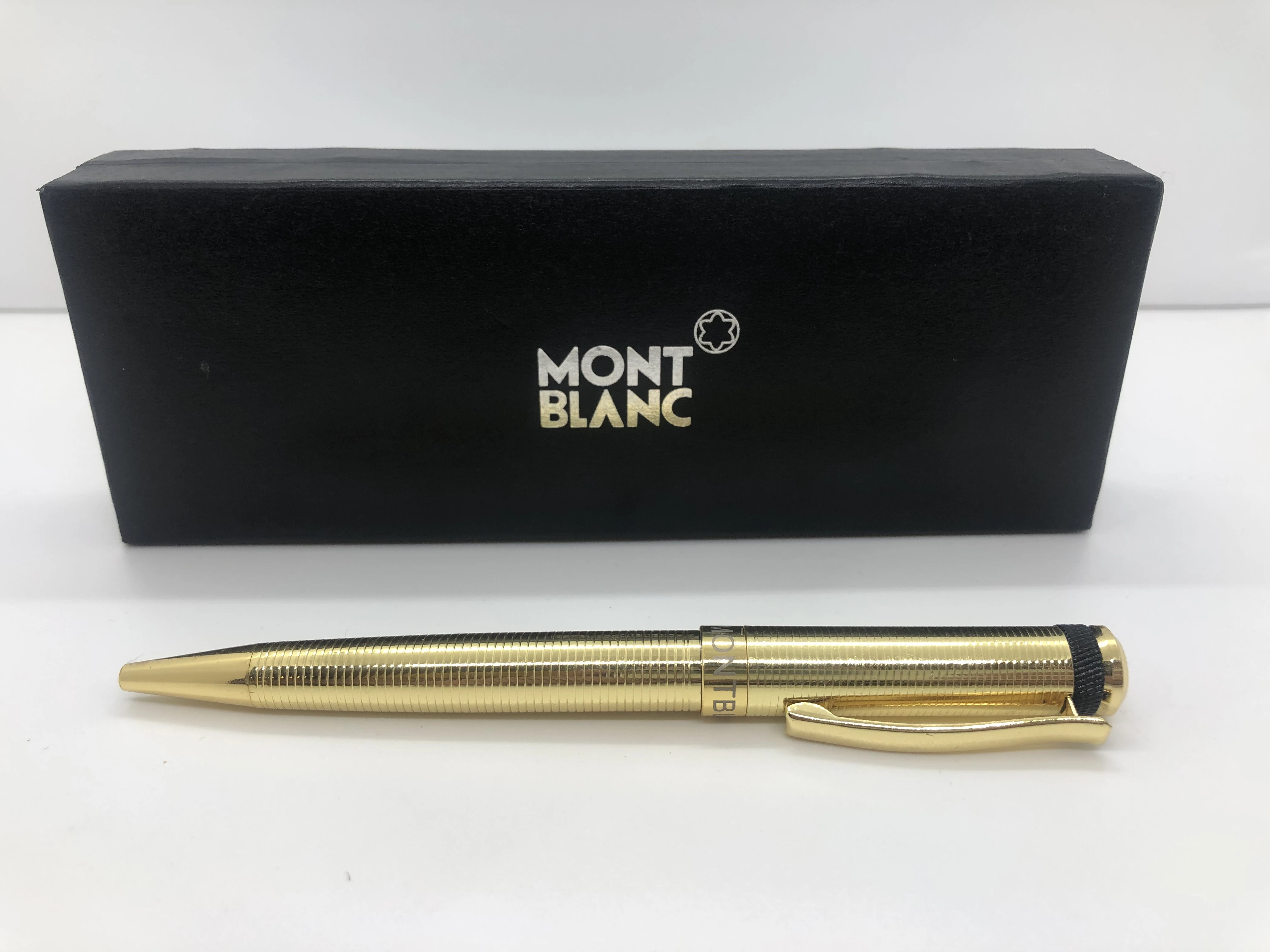 Mont Blanc golden pen - with engraved touches - with the star brand logo on the top engraved in the rotation