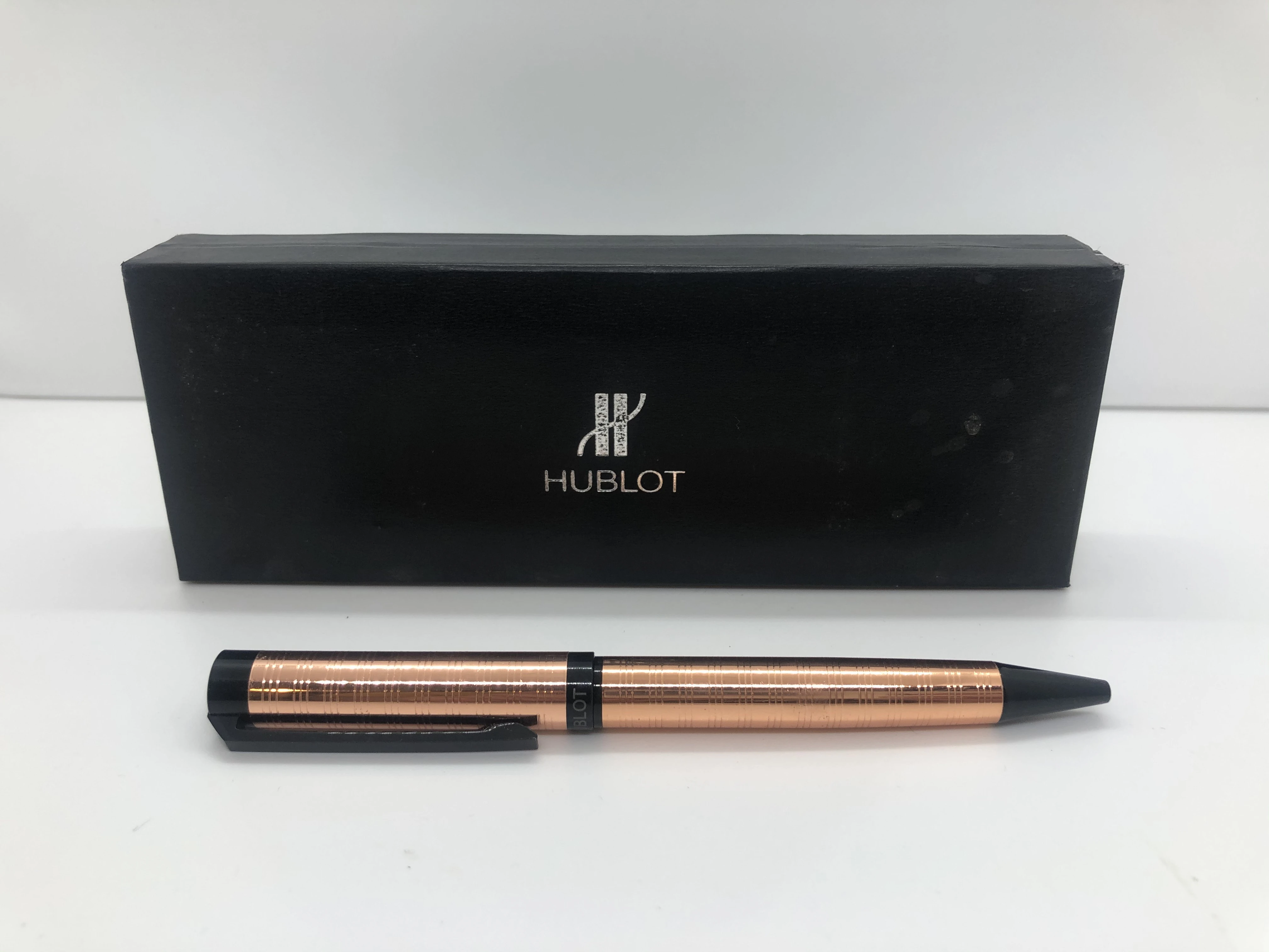 Black Hublot Pen * Rose Gold - with engraved touches - with the brand's logo on top and engraved in the rotation