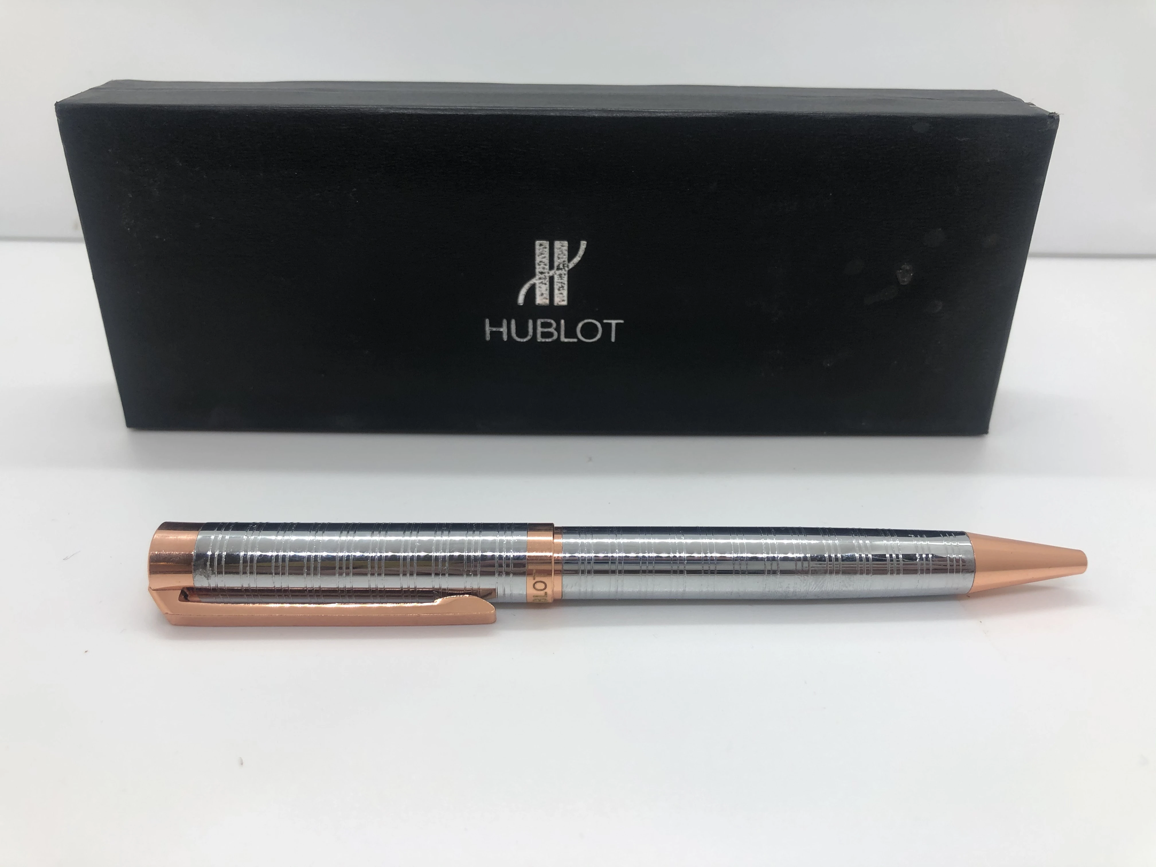 Pen of Hublot, rose gold * silver - with engraved touches - with the brand's logo on top and engraved in the rotation
