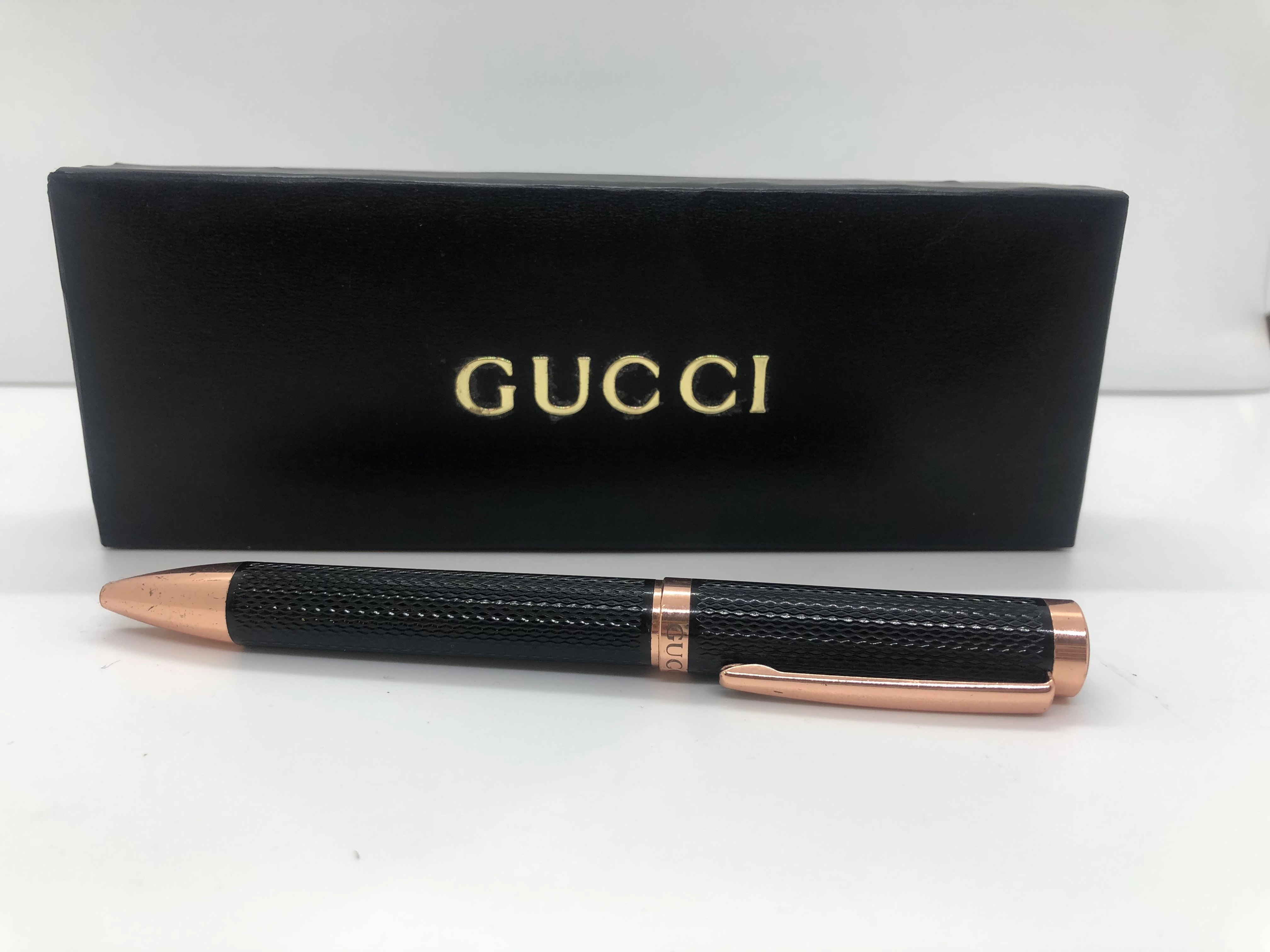 Gucci pen rose gold * black - with embossed touches - with the brand's logo on top and engraved in the rotation