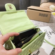 حقيبة نسائية من شانيل - ميروور اوريجينال - بمقبض لليد وحزام للكتف - أخضر